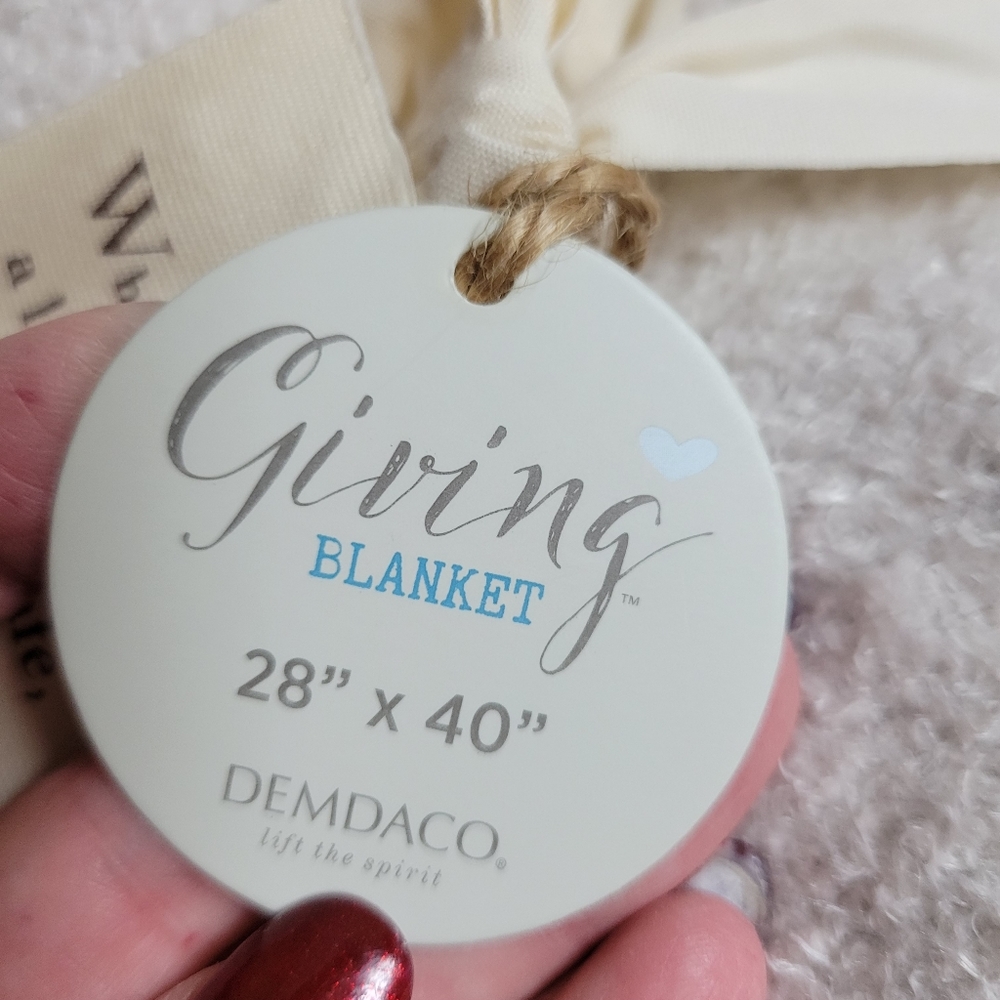 🛒🛍️💥NWT demdaco giving baby blanket plush and very soft and cozy - Picture 3 of 4